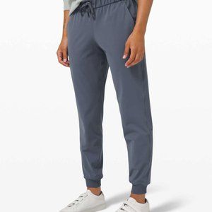 Lululemon On The Fly Jogger in luxtreme, size 4